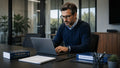 Un professionista consulta da solo il laptop in un ufficio